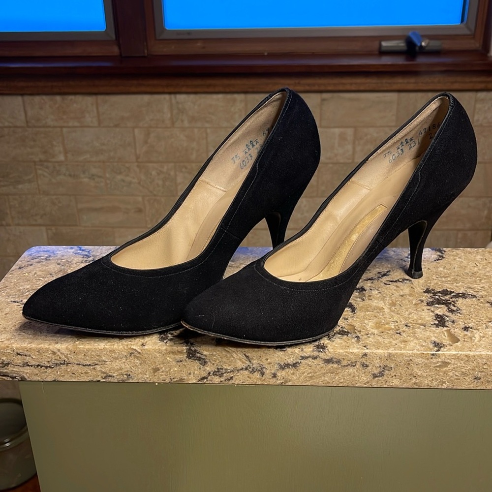 Vintage ladies velvet pumps.